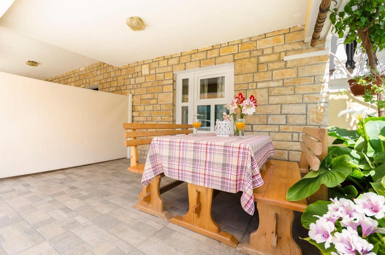 Apartments And Room Take It Easy Tribunj (Sibenik-Knin) Exterior foto