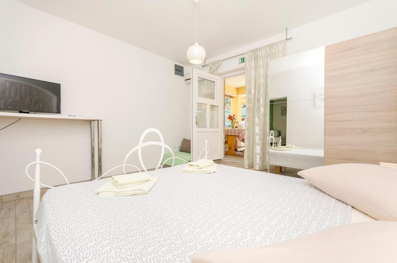 Apartments And Room Take It Easy Tribunj (Sibenik-Knin) Exterior foto